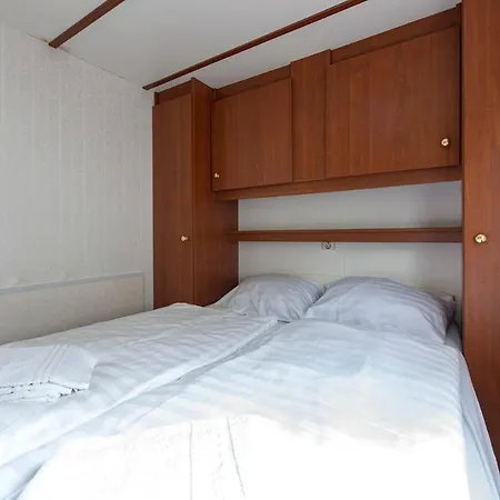 80, Midden In De - Airco! בקתה