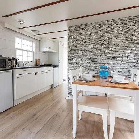 בקתה 80, Midden In De - Airco!